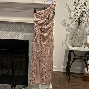 Rose gold sequin gown 🥀